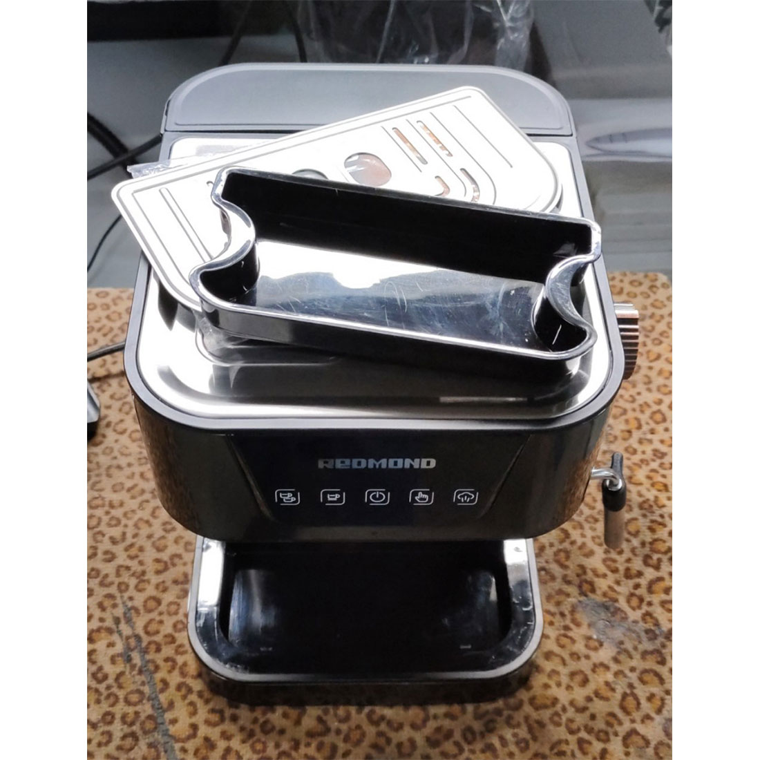 Кофеварка рожковая Redmond RCM-CBM1514 Хром / бронза